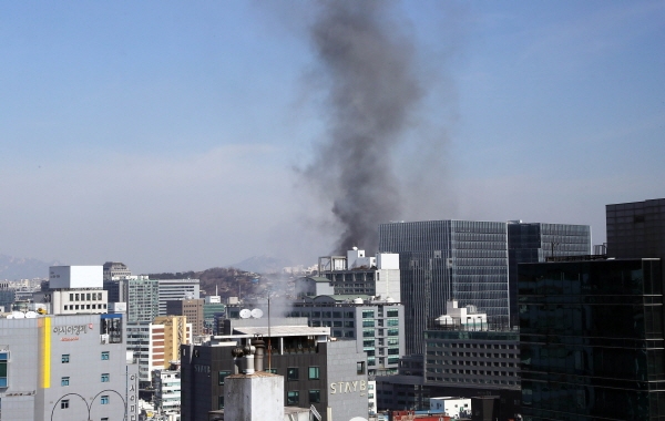 14일 오후 서울 중구 을지로4가 인근 철물점에서 화재로 연기가 솟아 오르고 있다. [뉴시스]