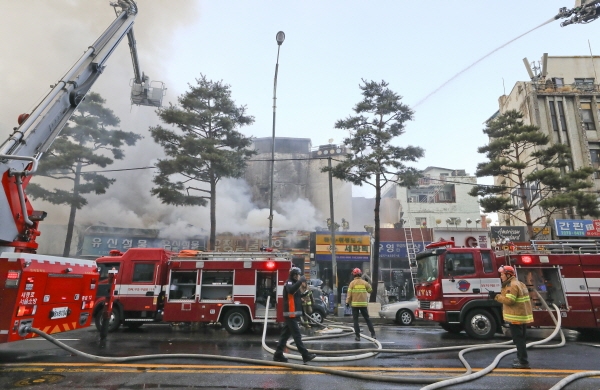 14일 서울 중구 을지로4가 철물점에서 화재가 발생 소방대원들이 진화하고 있다. [뉴시스]