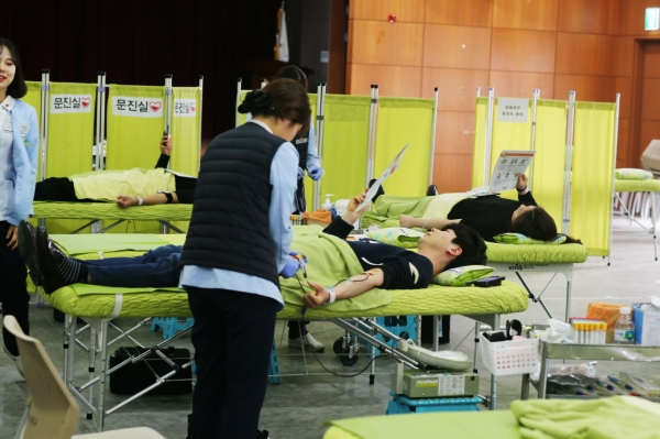 지난해 2월 금천구청 대강당에서 실시한 ‘생명나눔 헌혈’ 행사에 구청직원들이 참여해 헌혈을 하고 있다.