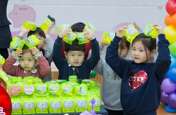 2월 14일 ‘작은손 큰나눔 사랑의 저금통 전달식’에 참석한 어린이들의 사랑스러운 모습이다.