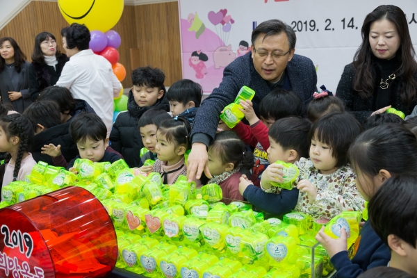2월 14일 문홍선 부구청장(오른쪽에서부터 두 번째)이 ‘작은손 큰나눔 사랑의 저금통 전달식’에 참석한 어린이들과 함께하는 모습이다.