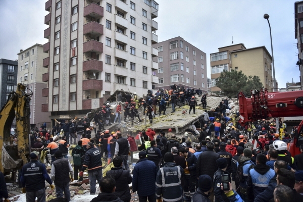 지난 6일(현지시간) 터키 이스탄불에서 8층짜리 아파트가 무너져 형체가 사라진 사고 현장이 보이고 있다. [뉴시스]