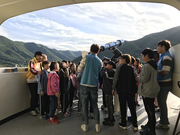 천문과학관 보조관측실에서 어린이들이 천체관측에 대해 설명을 듣고 있다.