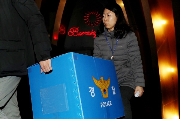 경찰이 지난 14일 오후 서울 강남구 클럽 버닝썬에서 마약 투약과 경찰과의 유착 의혹에 대한 압수수색을 마친 후 압수품을 옮기고 있다. [뉴시스]