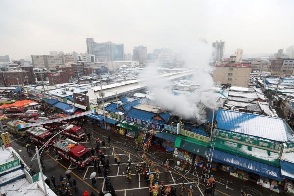 15일 오전 서울 동대문구 청량리청과물시장의 한 점포에서 화재가 발생, 소방 관계자들이 화재를 진압하고 있다. [뉴시스]