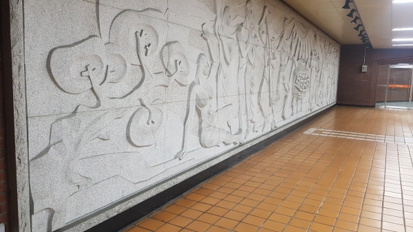 3호선 동대입구역에 전시된 부조 미술품.