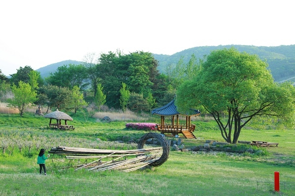 조각작품이 설치된 아사달 조각공원.