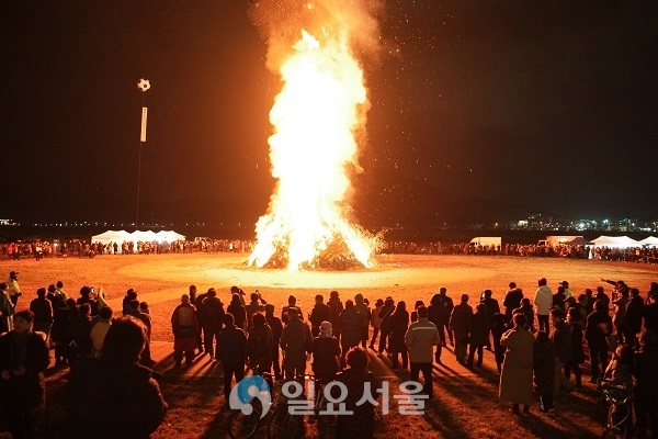 경주시가 19일 서천둔치에서 26만 시민들의 무사안녕과 만사형통을 기원하는 달집태우기 행사를 진행하고 있다.