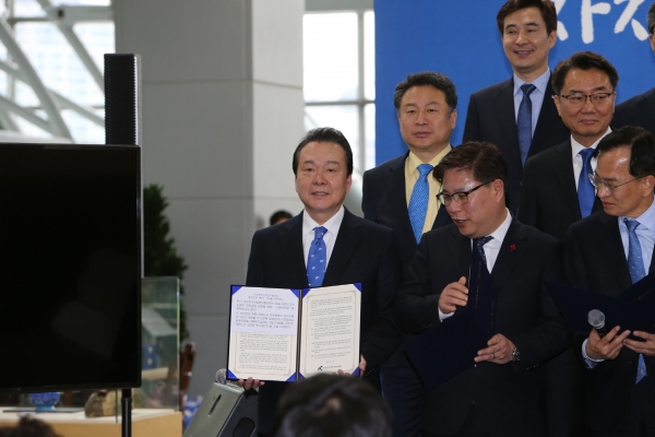 2월 18일 노현송 강서구청장(왼쪽에서부터 첫 번째)이 자치분권지방정부협의회 2019년 제1차 정기총회에서 ‘서울선언문’을 펼쳐 보이고 있다.