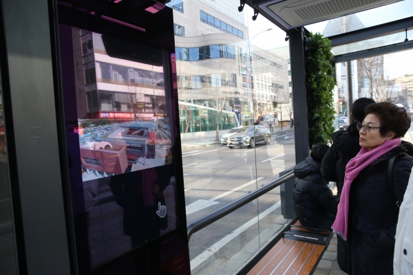 스마트 에코쉘터에 설치된 스마트 터치스크린을 통해 버스노선과 구정 홍보영상을 볼 수 있다.