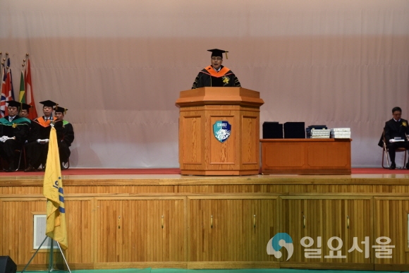 대구한의대학교 제34회 학위수여식에서 졸업식사를 하고 있는 변창훈 총장. 사진=대구한의대