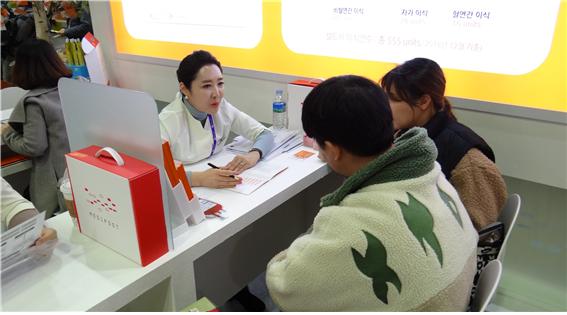 ▲메디포스트 제대혈은행 '셀트리' 전문 상담사들이 21일 서울 강남구 코엑스에서 열린 '제35회 베페 베이비페어'에서 제대혈 보관 필요성을 설명하고 있다.