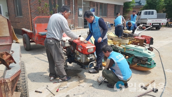 120자원봉사대 농기계수리 © 산청군 제공