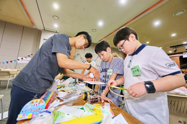 지난해 7월 금천구청 12층 대강당에서 열린 ‘2018 무한상상 청소년 과학경제 캠프’에서 참가 청소년들이 ‘로봇 자동차’를 만들고 있다