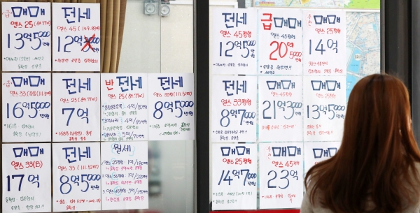 지난 11일 서울 송파구 부동산중개업소에 급매매 시세표가 붙어 있다. (사진-뉴시스)