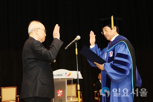 박승호 총장(오른쪽)이 학교법인 계명대학교 정순모 이사장(왼쪽)으로부터 임용장을 받고 있다. 사진=계명문화대