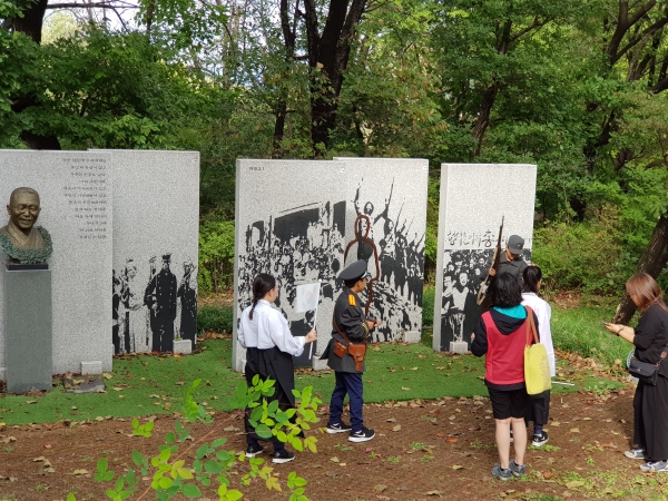2.지난해 9월 역사 탐방 여행 때 근현대사기념관 앞에 있는 독립민주 기념비에서 의상 체험하는 학생들.