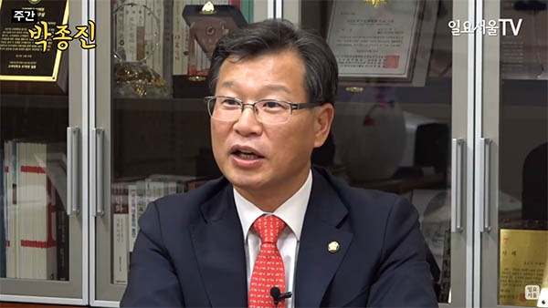 일요서울TV에 출연한 자유한국당 원내 대변인 이양수 의원