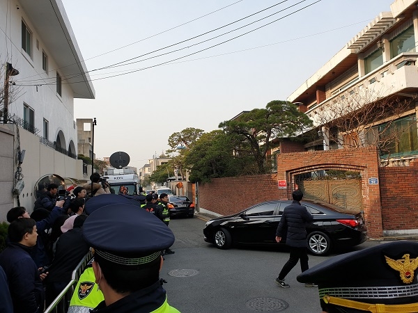 전두환 전 대통령이 탄 차량이 서울 연희동 자택을 빠져나가고 있다.