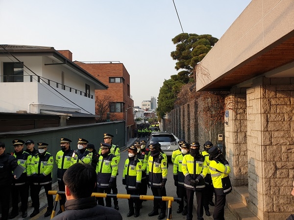 경찰이 삼엄한 경비를 하고 있는 서울 연희동 전두환 전 대통령 자택 앞