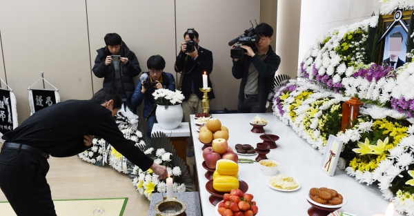 고 김용균씨의 아버지와 어머니가 지난달 24일 대전 서구 성심장례식장을 찾아 한화 대전공장 폭발사고로 숨진 근로자 빈소에서 조문을 하고 있다. (사진-뉴시스)
