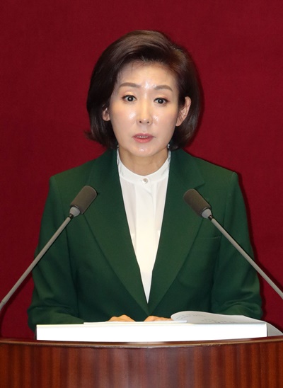 자유한국당 나경원 원내대표가 12일 오전 서울 여의도 국회에서 열린 본회의에서 교섭단체 대표연설을 하고 있다.