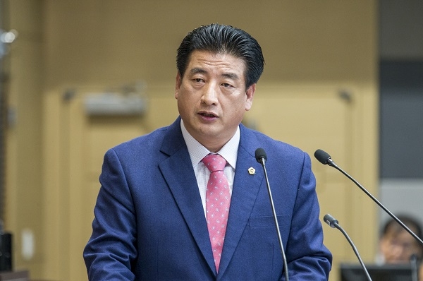 박창석 의원(군위, 농수산위원회)이 12일 경북도의회 임시회 제1차 본회의에서 도정질문을 하고 있다.