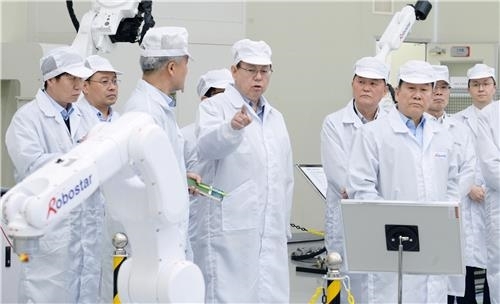 조성진 부회장이 지난해 경영권을 인수한 산업용 로봇 제조업체 '로보스타'를 방문했다. (사진=LG전자 제공)