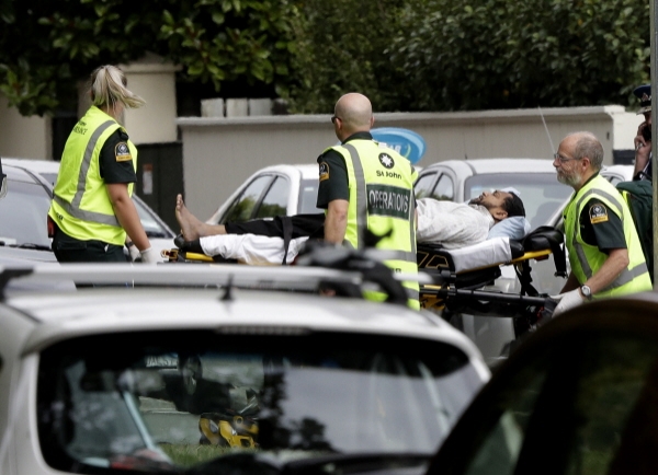 대규모 총기난사 사건이 발생한 뉴질랜드 크라이스트처치 중심부에서  15일 구급대원들이 부상자를 옮기고 있다. 이슬람 사원 2곳에서 총격이 일어나고 자동차 안에서 폭탄이 발견되기도 했다. 범인 한 명은 "이것은 테러 공격"이라고 밝히는 성명서를 낭독했다. [뉴시스]