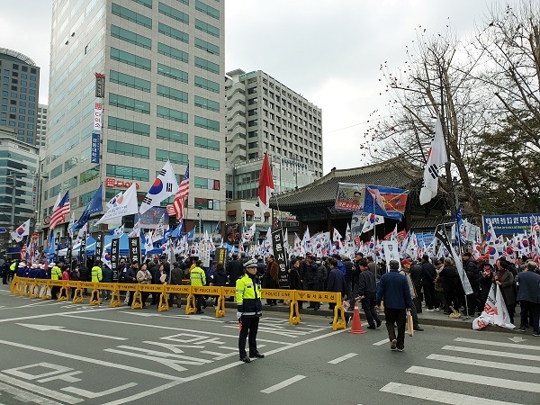보수단체가 서울 중구 덕수궁 대한문 앞에서 집회를 열고 있다.