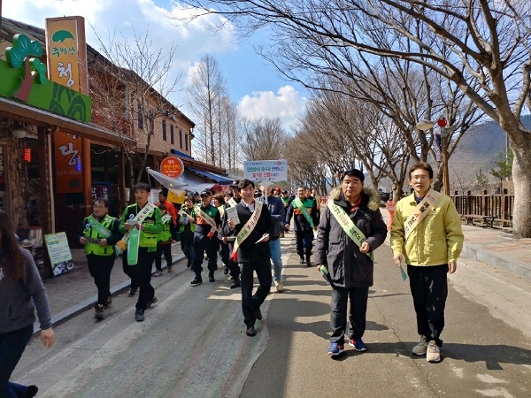 경북도가 15일 청송군 주왕산국립공원에서 해빙기 안전사고 예방을 위해 ‘산악안전사고 예방 캠페인’을 펼쳤다.