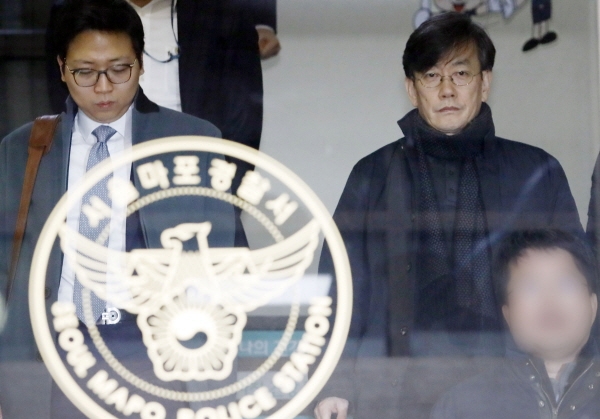 폭행과 협박 의혹을 받고 있는 손석희 JTBC 대표이사가 지난달 17일 새벽 서울 마포경찰서에서 조사를 받은 뒤 귀가하고 있다. [뉴시스]