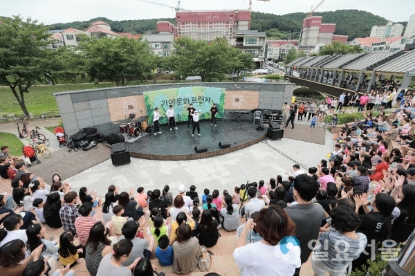 2018년 7월 김해시 율하천 주변에서 시민주도형 축제인 '가야문화프린지' 행사가 열린 가운데 시민들이 공연을 관람하고 있다. © 김해시 제공
