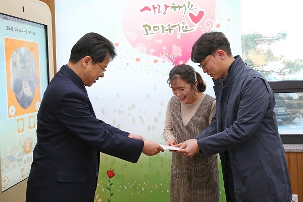 이영석 경주부시장(왼쪽)이 신혼부부에게 축하카드를 전달하고 있다.