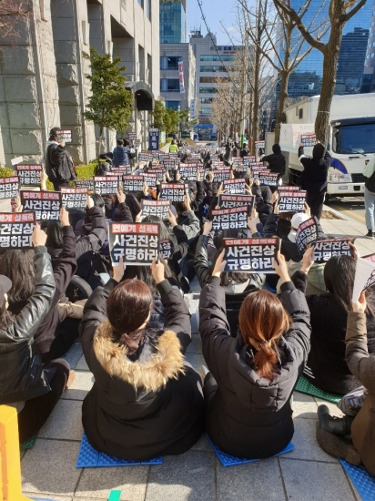 24일 서울 서초구 정곡빌딩 앞에서 익명의 여성들이 모여 '장자연 리스트 진상 규명 집회'를 열고 "장자연씨의 죽음을 비롯한 정재계 성폭력 사건들의 진상을 밝히라"고 요구했다. [뉴시스]