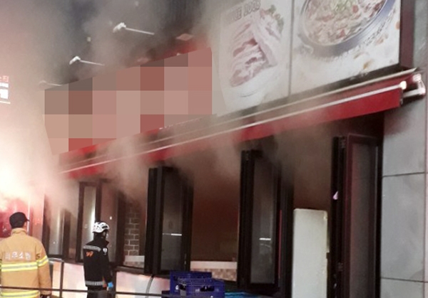 25일 오전 5시 45분경 전남 여수시에 위치한 한 식당에서 불이 나 식당 297㎡ 중 5㎡가 모두 타고 100여㎡가 그을렸다. [사진=전남 여수소방서 제공]