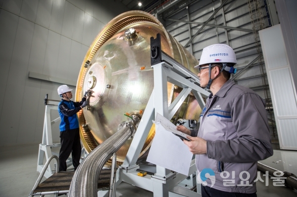 한국형발사체 1단에 들어가는 산화제탱크를 KAI 구성원들이 조립하고 있다 © KAI 제공