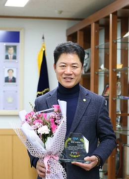 윤병길 의장이 지난 25일 ‘2019글로벌크라운대상’ 사회부문 대상을 수상하고 기념사진을 찍고 있다.