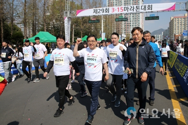 제29회 3.15마라톤대회에 함께 달리는 허성무 창원시장 © 창원시 제공