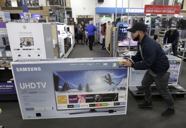 한 미 남성이 지난해 11월23일 캔자스주 오버랜드 파크의 베스트바이 상점에서 블랙프라이데이 쇼핑으로 TV를 밀고 계산대로 향하고 있다. 미 상무부는 14일 1월 미국의 소매 판매가 0.3% 하락해 예상보다 크게 줄어들었다고 밝혔다. 2018.2.14 [뉴시스]
