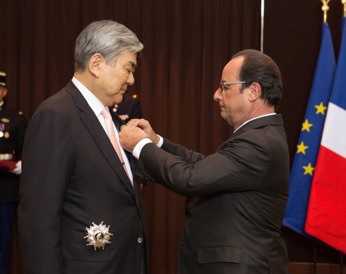 조양호 한진그룹 회장(왼쪽)이 프랑수아 올랑드 (Fran&#231;ois Hollande) 프랑스 대통령(오른쪽)으로부터 훈장을 받는 모습.