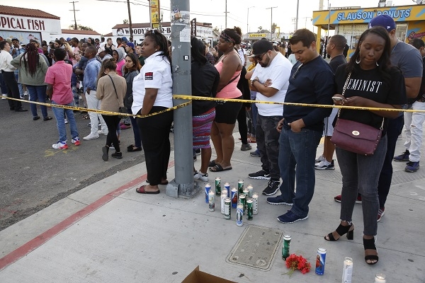 래퍼 닙시 허슬이 총격으로 사망한 미 캘리포니아주 LA의 한 상점 인근에 팬들이 몰려들어 그의 죽음을 애도하고 있다. [뉴시스]