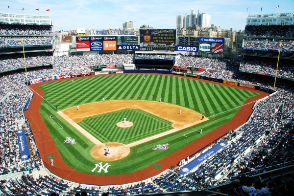뉴욕 양키스의 홈경기 개막식이 16일(현지시간)새로 지은 ‘뉴 양키스타디움’에서 추신수가 소속된 클리블랜드 인디언스와 첫 경기로 열렸다. [뉴시스]