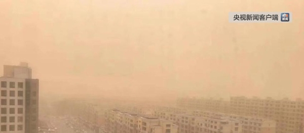 지난 4일 중국 중앙(CC)TV는 랴오닝성 기상재해관측센터는 이날 오전 9시 46분(현지시간) 모래폭풍 황색 경보를 발령했다고 전했다. 심각한 모래폭풍이 발생한 선양시 도심 모습. [사진=CCTV]