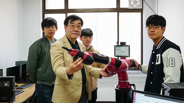 동국대학교 경주캠퍼스가 재학생들의 실습 교육 및 연구 지원을 위해 산업용 협동로봇인 소이어(Sawyer)로봇을 도입했다.