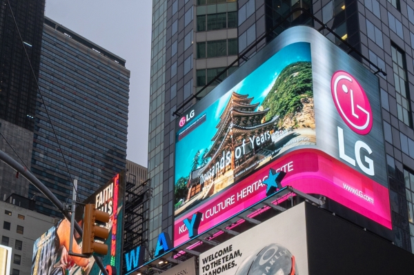 뉴욕 타임스스퀘어의 LG전자 대형 전광판. 사진은 LG전자 대형 전광판에 보이는 한국의 전통 산사 중 하나인 법주사의 모습. 2019.04.02. (사진=LG전자 제공)