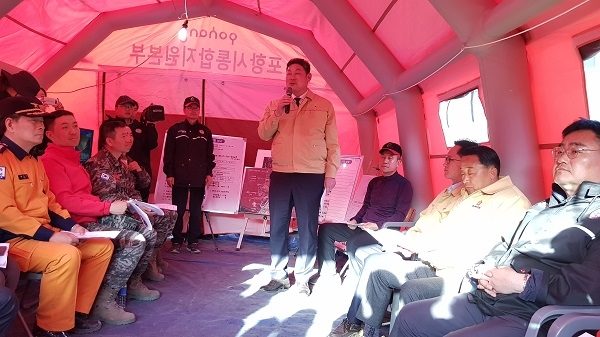 장경식 경북도의회 의장이 지난 5일 포항 산불 현장지휘소을 방문해 현장지휘본부 관계자들을 격려하고 있다.