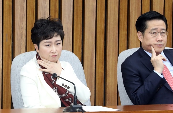 5일 오전 서울 영등포구 여의도 국회에서 열린 바른미래당 의원총회에 바른미래당 이언주(왼쪽) 의원이 참석해 자리에 앉아 있다.