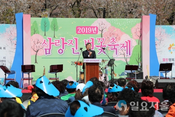 삼랑진 벚꽃축제에서 인사말하고 있는 박일호 시장 © 밀양시 제공