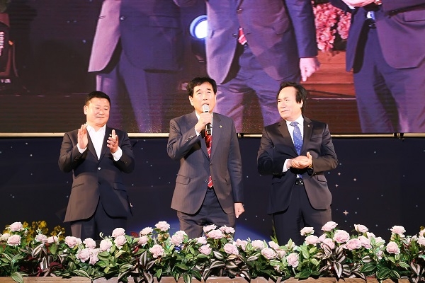 최영조 경산시장이 지난 6일 남천둔치 경북도민체육대회 전야제 행사에 참석해 축하 인사말을 하고 있다,